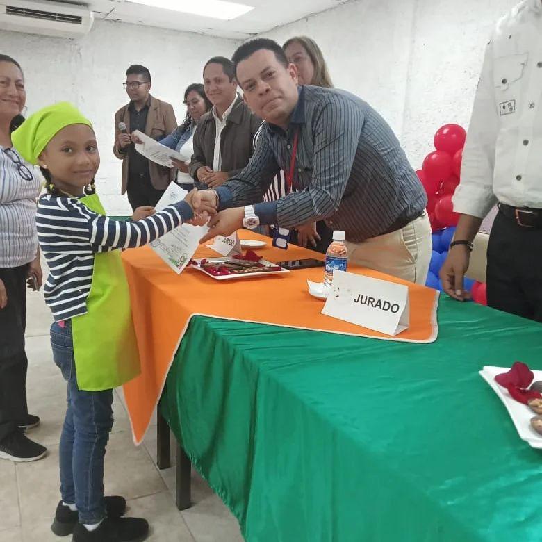 Alumnos emocionados recibiendo sus títulos durante la ceremonia de graduación